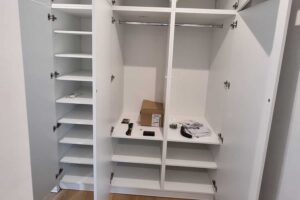 Montaža namještaja po mjeri – ugradbeni ormar s otvorenim vratima