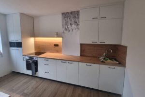 Kuhinja po mjeri prilagođena prostoru i načinu korištenja.