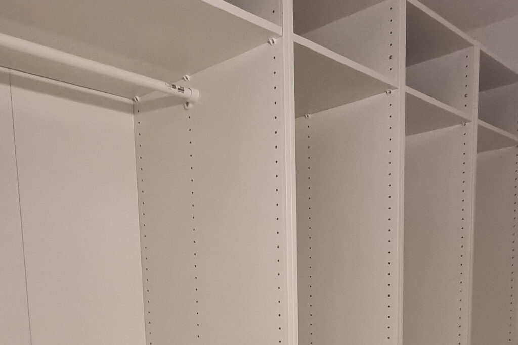 32 mm raster rupa unutar IKEA PAX korpusa za police i unutarnju opremu