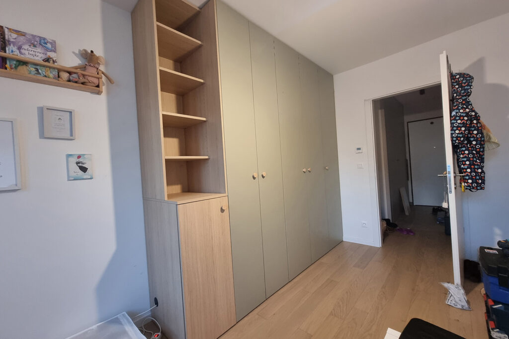 IKEA PAX hack ormar s otvorenim policama po mjeri i završnom obradom do stropa