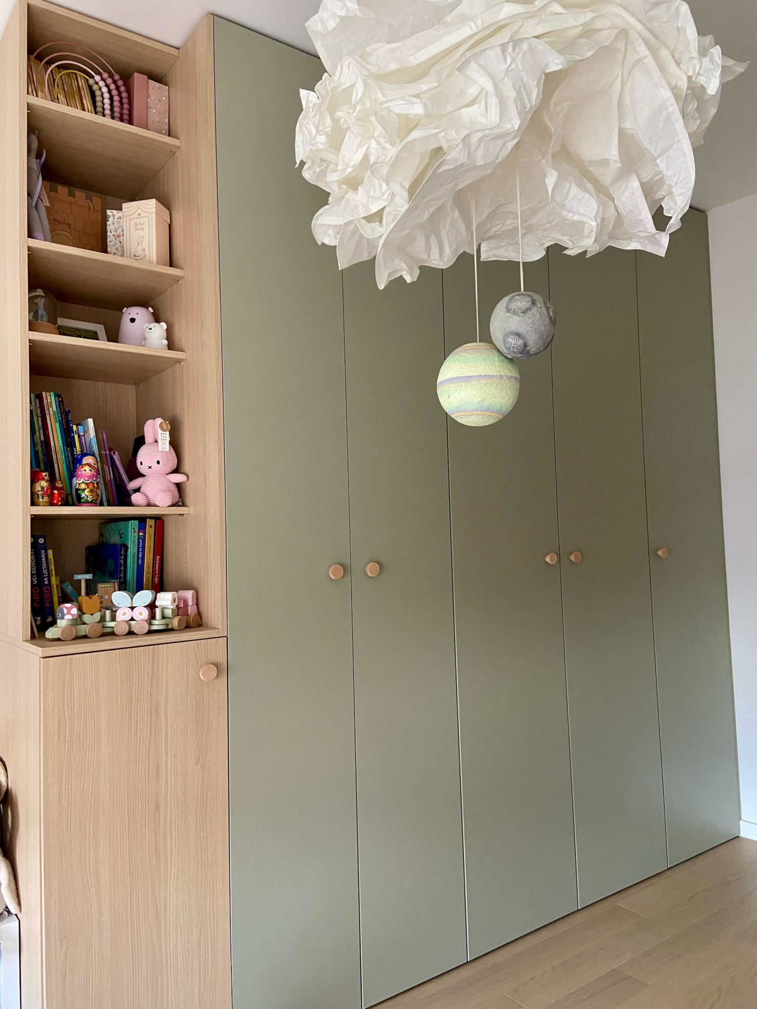 Završni izgled IKEA PAX hack ormara po mjeri s custom policama i zatvaranjem do stropa