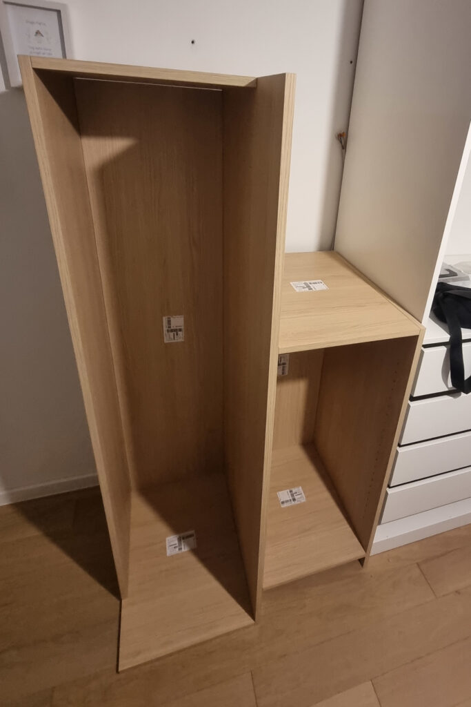 Dvodijelni poličar koji zatvara prostor između IKEA PAX ormara i stropa